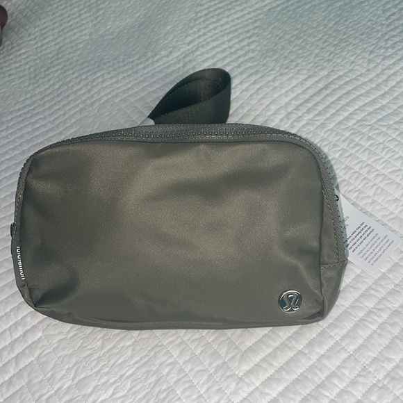 Lululemon Everywhere Belt Bag- Sage green NWT- Sold Out!!! - Picture 3 of 9